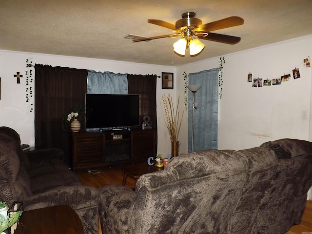 1020 Pioneer Rd, Searcy, AR 72143 - living area featuring wood finished floors and ceiling fan