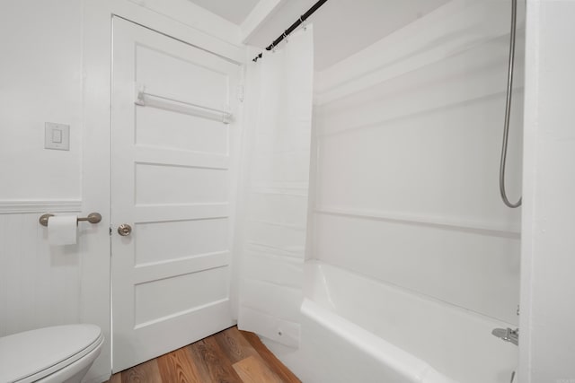 169 Crest St, Hot Springs, AR 71901 - full bathroom featuring wood finished floors, toilet, and shower / tub combination