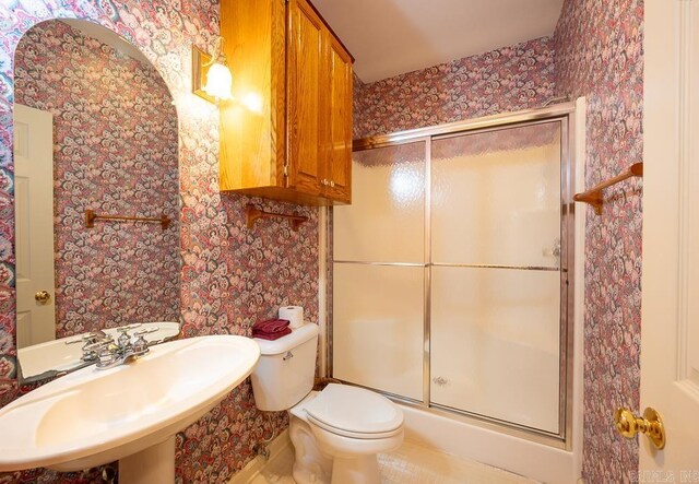 4 Hunter Ct, Little Rock, AR 72211 - full bathroom with a sink, wallpapered walls, an enclosed shower, and toilet