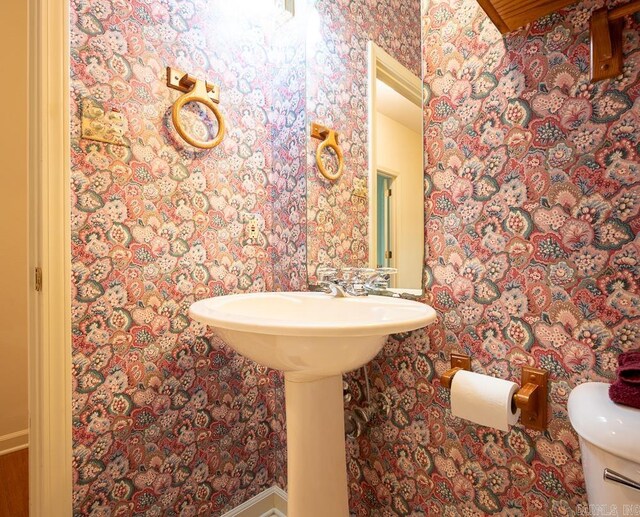 4 Hunter Ct, Little Rock, AR 72211 - bathroom featuring toilet and baseboards