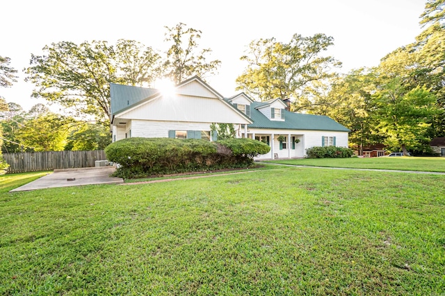 1002 N Bradley Ave, El Dorado, AR 71730 - view of front facade featuring a patio area