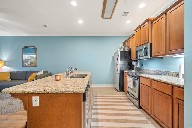 640 Ariridge Rd Unit D6, Hot Springs, AR 71913 - kitchen with a sink, appliances with stainless steel finishes, crown molding, a kitchen island with sink, and recessed lighting