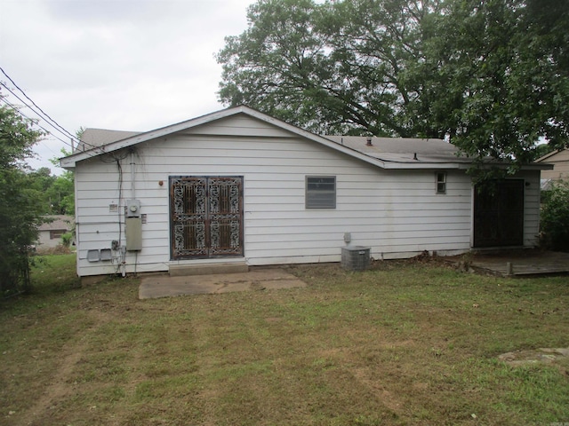 1407 E 38th St, Little Rock, AR 72206 - rear view of property featuring a lawn and central AC unit