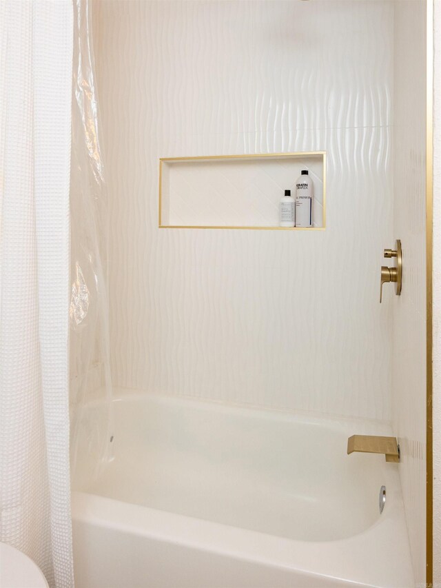 15 Brandywine Ln, Little Rock, AR 72227 - full bath featuring shower / bath combo with shower curtain and toilet