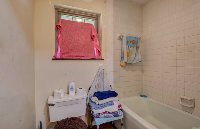 826 Carson Bridge Rd, Lonoke, AR 72086 - bathroom featuring a bath and toilet