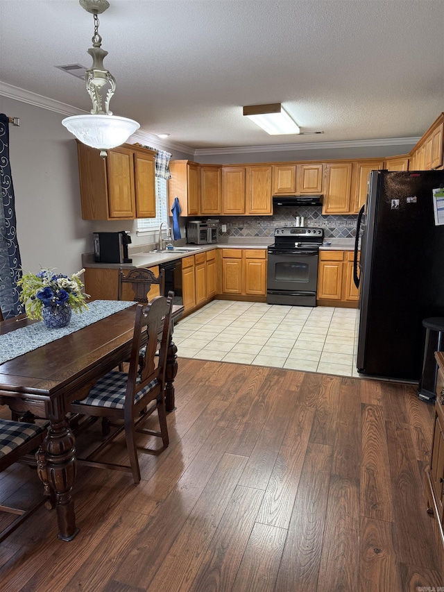 605 Shani Dr, Beebe, AR 72012 - kitchen featuring black appliances, ornamental molding, light wood-style flooring, under cabinet range hood, and a sink
