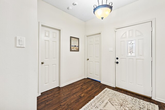 2806 Sundance Cir, Benton, AR 72015 - foyer featuring dark wood-style flooring and baseboards
