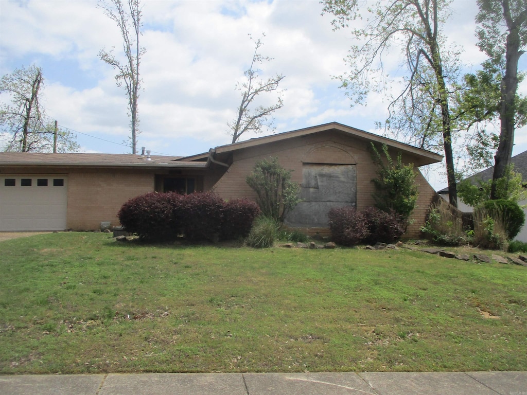 1521 Breckenridge Dr, Little Rock, AR 72227 - view of front of property with brick siding, an attached garage, and a front lawn