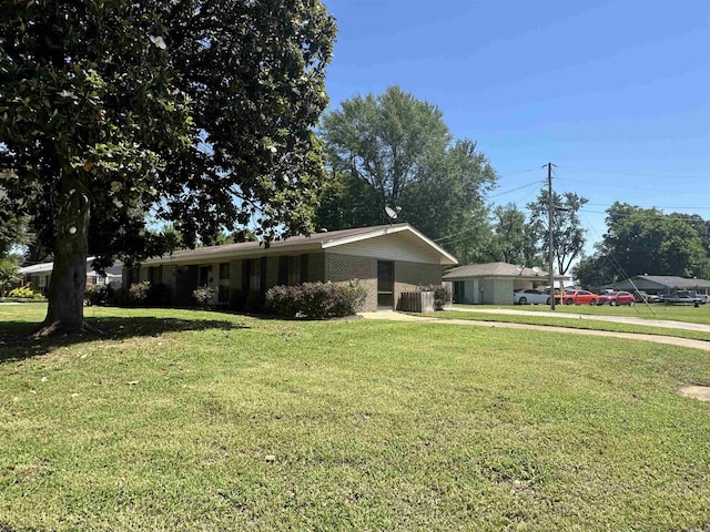 213 S Adcock, Dumas, AR 71639 - view of front facade featuring a front yard