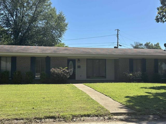 213 S Adcock, Dumas, AR 71639 - ranch-style home with brick siding and a front yard