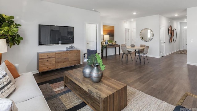 living area featuring dark wood finished floors, recessed lighting, and baseboards