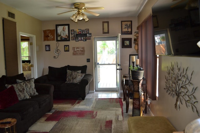423 W Saint Louis St, Hot Springs, AR 71913 - living area featuring a ceiling fan