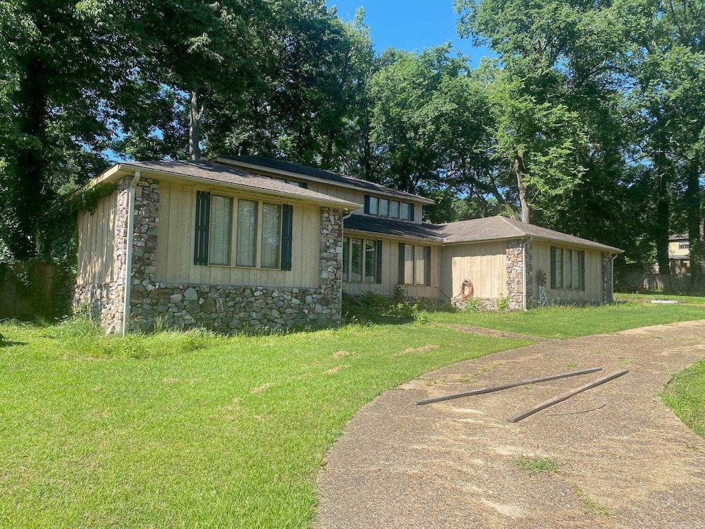 2403 Forrest Park Dr, Arkadelphia, AR 71923 - view of front of property with stone siding and a front lawn