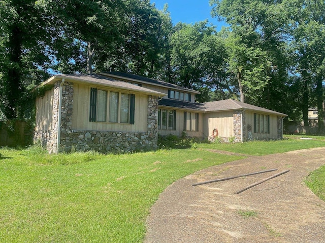 2403 Forrest Park Dr, Arkadelphia, AR 71923 - view of front of property with stone siding and a front lawn