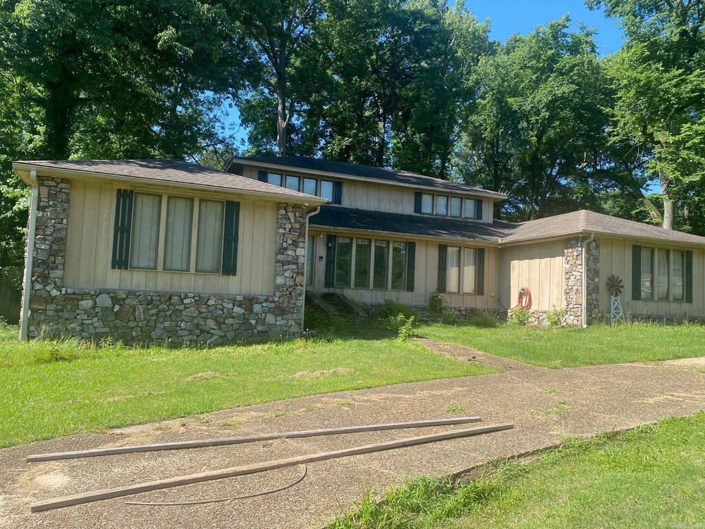 2403 Forrest Park Dr, Arkadelphia, AR 71923 - view of front of home featuring stone siding and a front yard