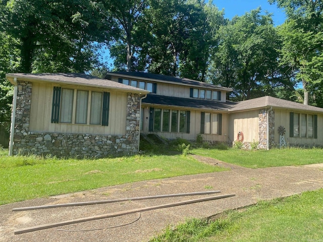 2403 Forrest Park Dr, Arkadelphia, AR 71923 - view of front of home featuring stone siding and a front yard