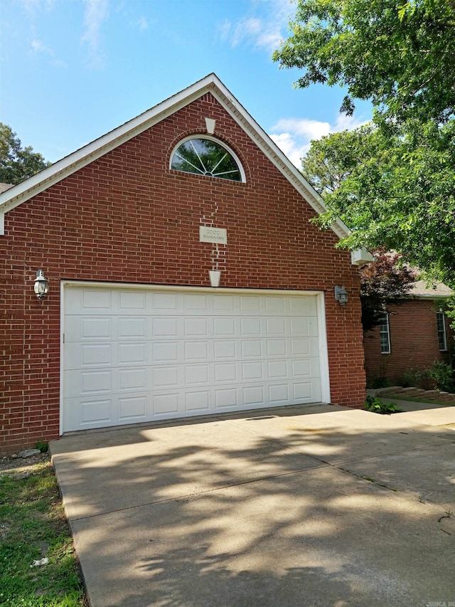 2000 Boundary Oaks Dr, Jonesboro, AR 72404 - garage featuring driveway