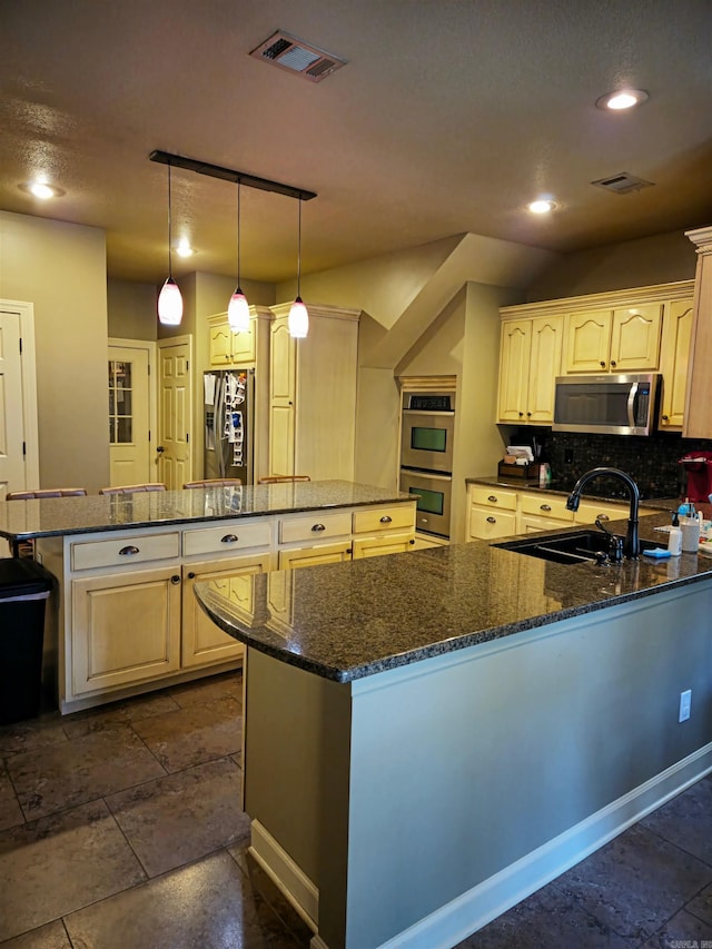 2000 Boundary Oaks Dr, Jonesboro, AR 72404 - kitchen with appliances with stainless steel finishes, a sink, a center island, backsplash, and recessed lighting