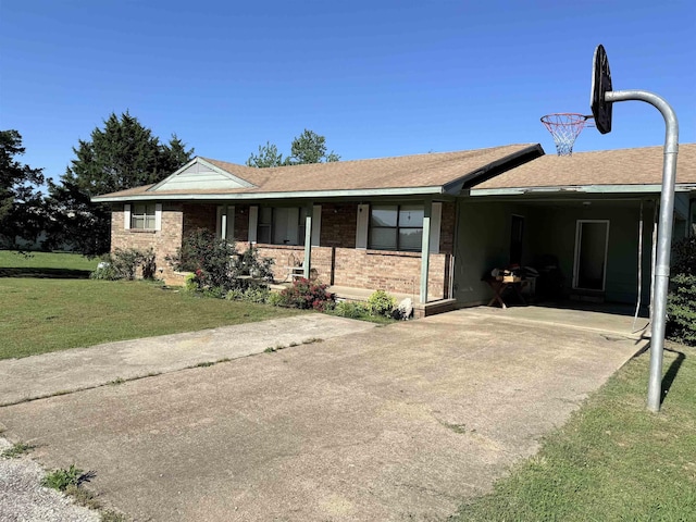 147 Winfree Ln, Melbourne, AR 72556 - single story home with a front yard, a porch, driveway, an attached carport, and a shingled roof