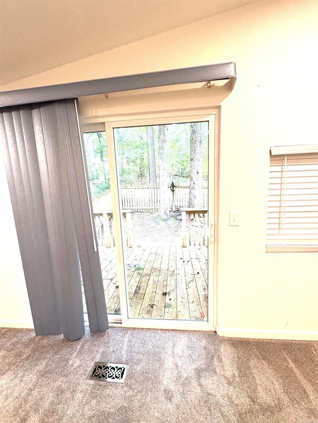 entryway featuring carpet floors and baseboards