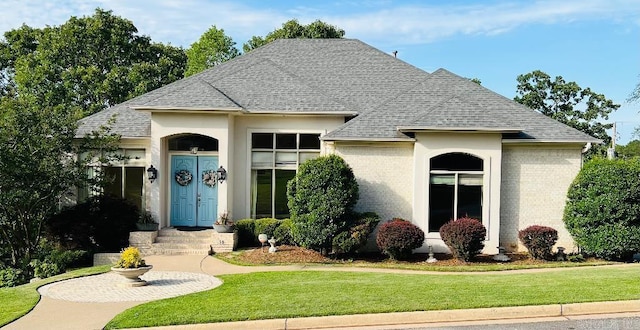 10 Calumet Rd, Little Rock, AR 72223 - view of front of property featuring roof with shingles, a front lawn, and brick siding