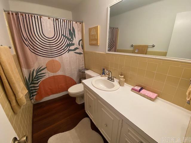 8 Westbrook Cv, Little Rock, AR 72205 - full bath with wood finished floors, vanity, toilet, and curtained shower
