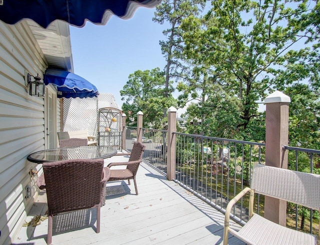 deck featuring outdoor dining space