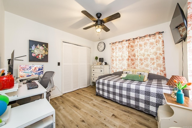 100 Hidgen Rdg, Higden, AR 72067 - bedroom featuring wood finished floors, a closet, a ceiling fan, and an office area