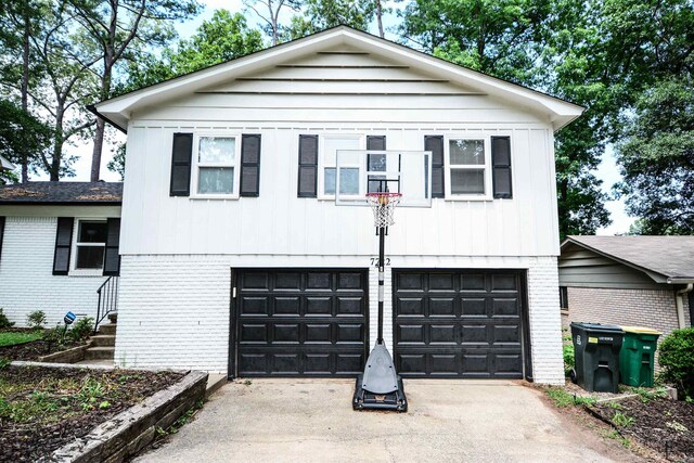 view of front facade featuring brick siding, an attached garage, and concrete driveway