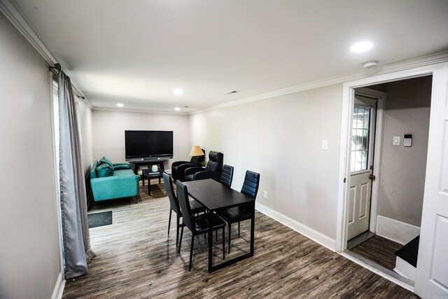 dining room featuring baseboards, wood finished floors, recessed lighting, and ornamental molding