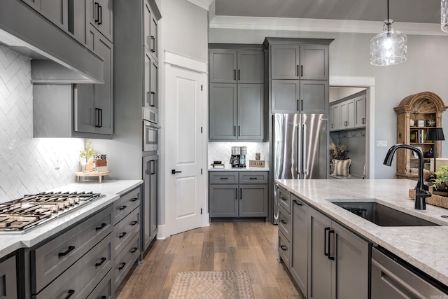 11 Haywood Ct, Little Rock, AR 72223 - kitchen with a sink, stainless steel appliances, tasteful backsplash, gray cabinets, and under cabinet range hood