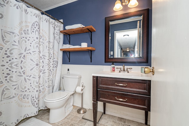 1211 Janwood St, El Dorado, AR 71730 - full bath featuring toilet, vanity, wainscoting, crown molding, and a shower with shower curtain