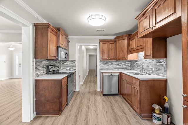 8001 Mars Hill Rd, Bauxite, AR 72011 - kitchen featuring stainless steel appliances, light wood-style floors, a sink, backsplash, and ornamental molding