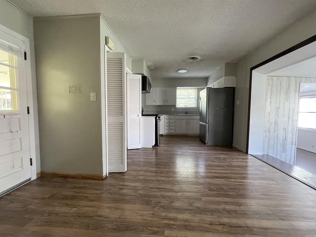 101 Chula Vista Rd, El Dorado Springs, AR 71730 - kitchen featuring stainless steel appliances, a sink, a textured ceiling, dark wood-style flooring, and white cabinets