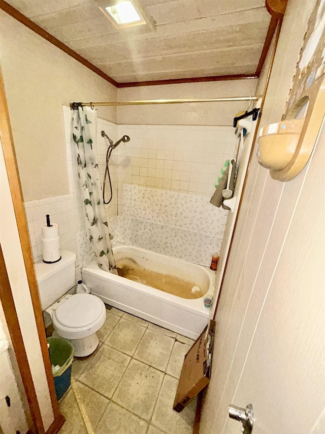 4109 Garrison Rd, Little Rock, AR 72223 - full bath featuring shower / bath combination with curtain, toilet, crown molding, tile walls, and wainscoting