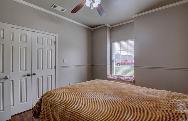 76 Woodridge Dr, Little Rock, AR 72204 - bedroom with crown molding, dark wood-style flooring, a closet, and ceiling fan