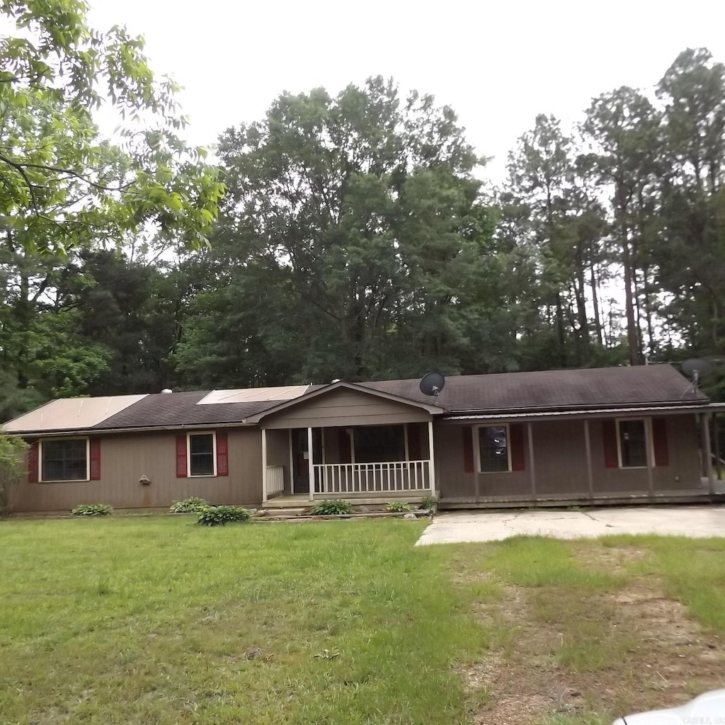 view of front of property featuring covered porch and a front lawn