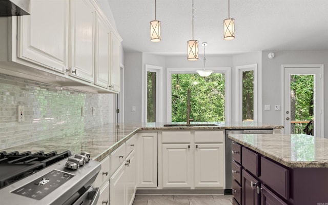 74 Medina Way, Hot Springs Village, AR 71909 - kitchen featuring range, backsplash, white cabinetry, under cabinet range hood, and a peninsula