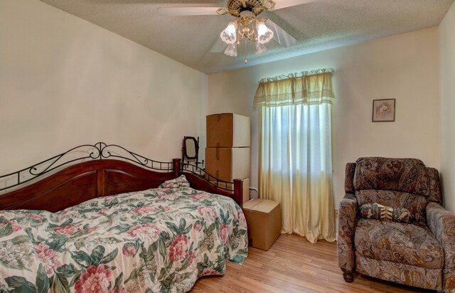 32 Bonnie Park Dr, Pine Bluff, AR 72601 - bedroom featuring wood finished floors, a textured ceiling, and a ceiling fan