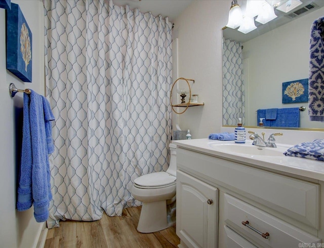 366-370 Restful Ridge Rd, Hot Springs, AR 71913 - full bath featuring toilet, vanity, wood finished floors, and a shower with shower curtain