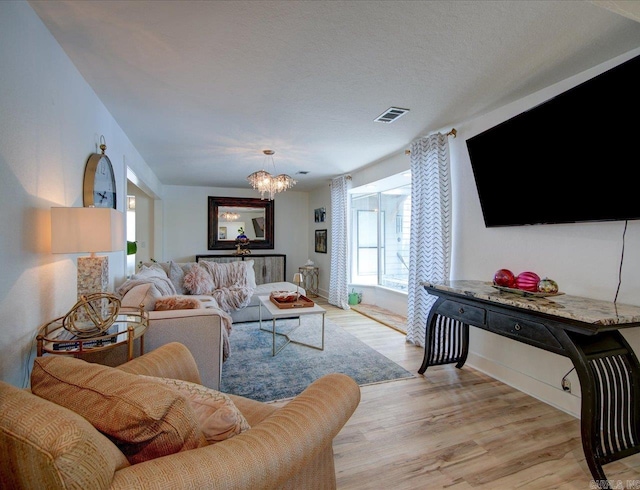 366-370 Restful Ridge Rd, Hot Springs, AR 71913 - living area featuring a chandelier and light wood-style floors