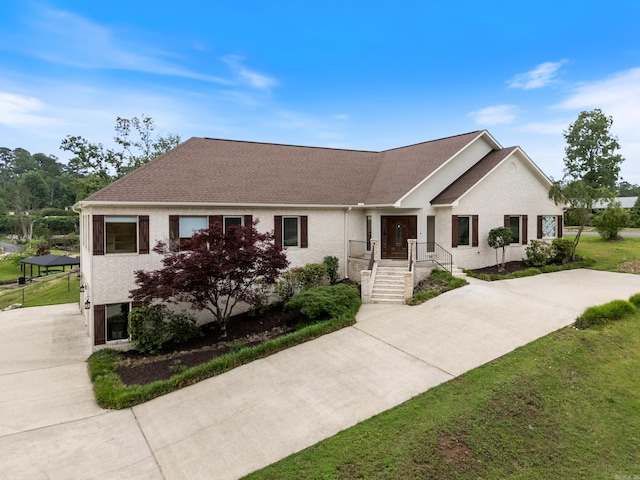 261 Peninsula Dr, Hot Springs, AR 71901 - single story home featuring driveway, a front yard, and roof with shingles