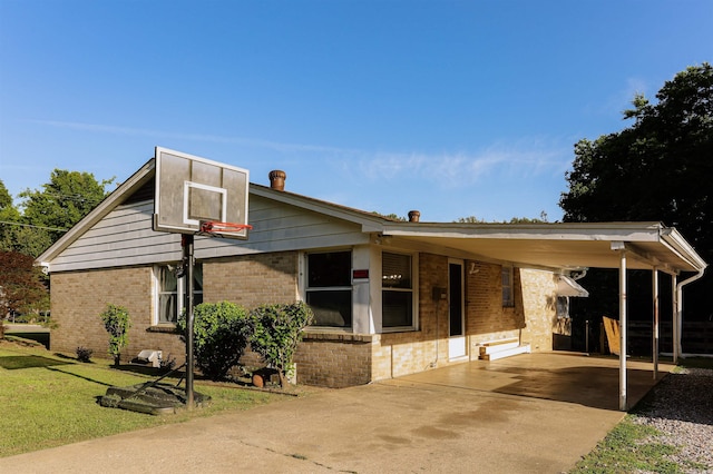 200 Sonnet St, Hot Springs, AR 71913 - view of front of house with brick siding, driveway, a front lawn, and an attached carport
