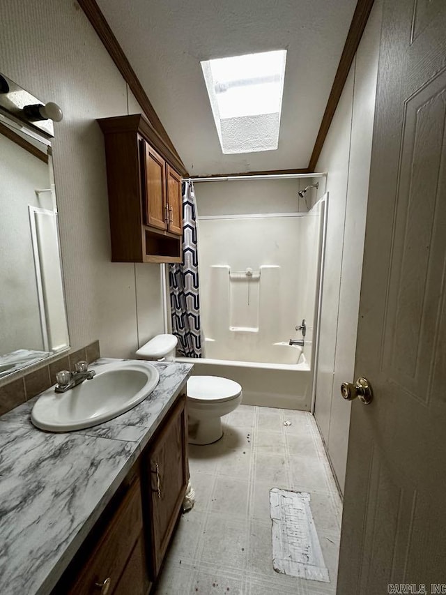 4530 Hwy 8 E, Mena, AR 71953 - full bath featuring toilet, vanity, shower / tub combo, vaulted ceiling, and a skylight