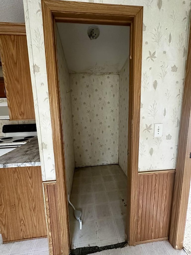 4530 Hwy 8 E, Mena, AR 71953 - detailed view of wallpapered walls