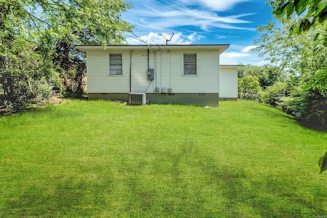 202 Gilbert Dr, Little Rock, AR 72205 - rear view of house with crawl space and a lawn