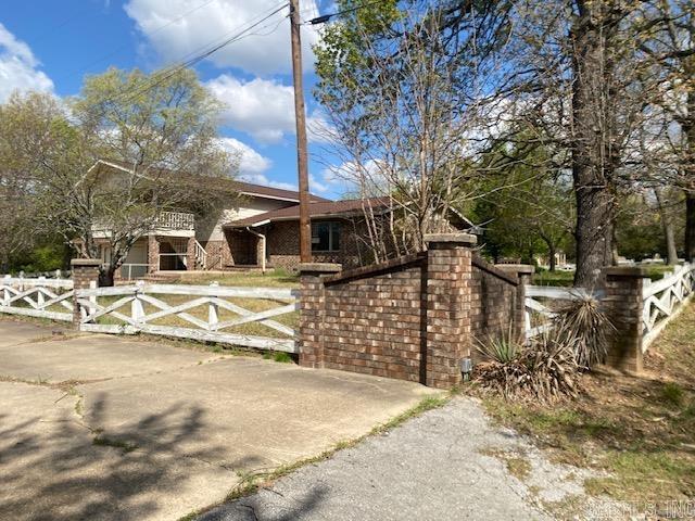 306 Edgar Ave, Mountain View, AR 72560 - view of front facade with a fenced front yard