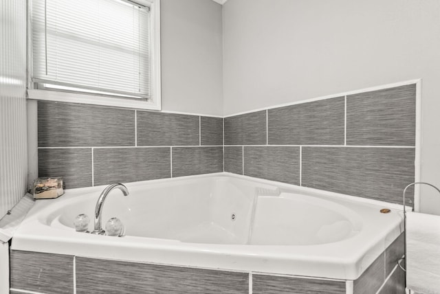 7110 Forest Dale Dr, North Little Rock, AR 72118 - bathroom featuring a jetted tub