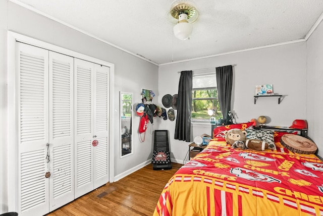 7110 Forest Dale Dr, North Little Rock, AR 72118 - bedroom with wood finished floors, crown molding, baseboards, and a closet