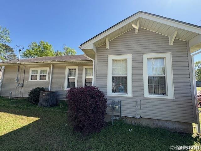 405 3rd Ave, Murfreesboro, AR 71958 - view of side of property featuring central AC and a lawn